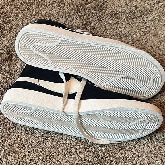 Nike Women's Black and White Sneakers - Picture 4 of 6